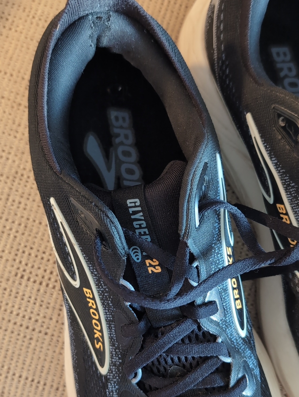 Brooks Glycerin 22 Athletic Shoes - Picture 8 of 9
